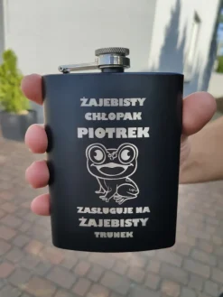 Piersiówka z Grawerem - prezent dla faceta na Dzień Chłopaka