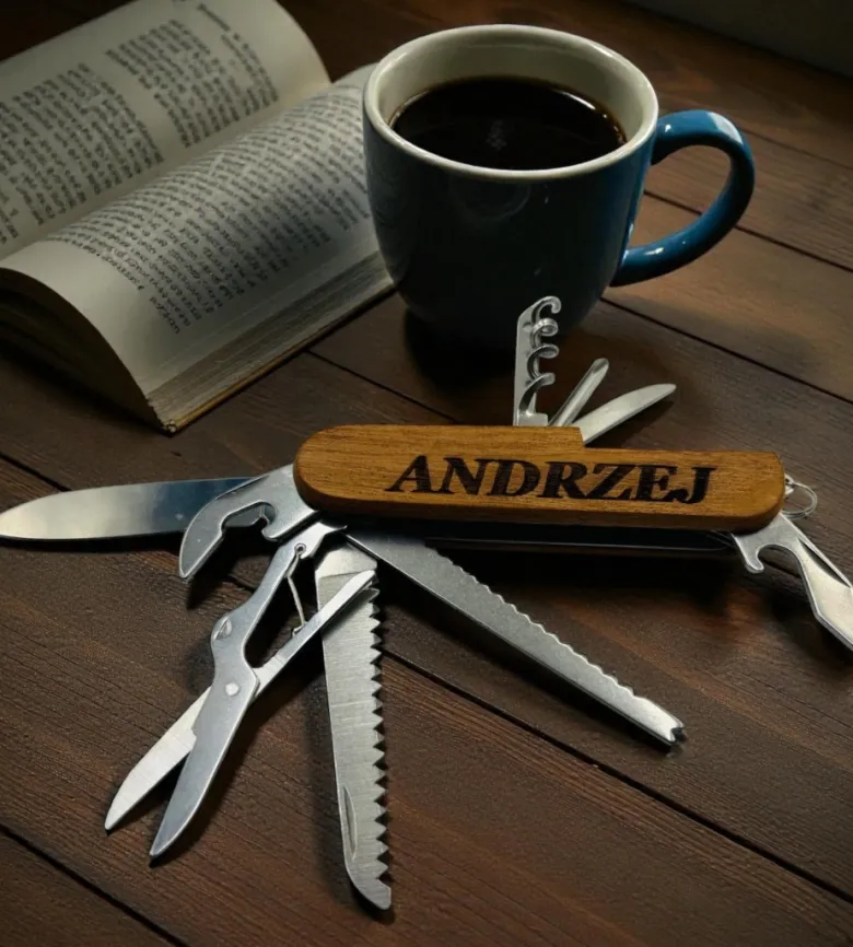 Scyzoryk Multitool 14w1 z Grawerem - Prezent dla Męża Taty Dziadka Mężczyzny Chłopaka Brata na Święta Urodziny