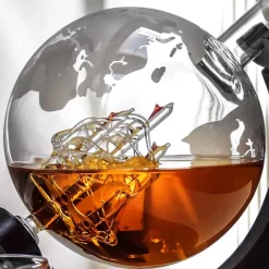 Zestaw do whisky GLOBUS DELUXE: karafka, 2 szklanki, drewniana podstawka i kamienne kostki