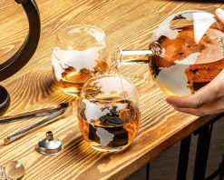 Zestaw do Whisky Globus - karafka, drewniana podstawka, 2 szklanki, 9x kostki, 2 podkładki